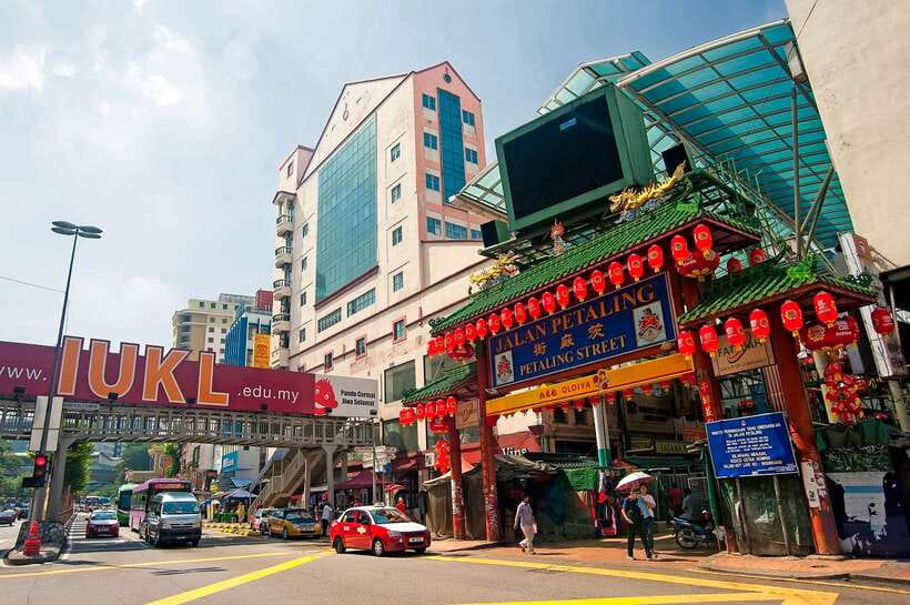 From Kuala Lumpur: Batu Caves Cultural Temple Tour - A private car makes the half-day route work