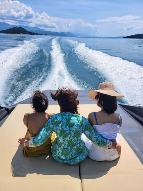 From Split: Blue Cave, Hvar, Mamma Mia, 5 Islands boat Tour - Vis by boat: bunkers, caves, and Stiniva