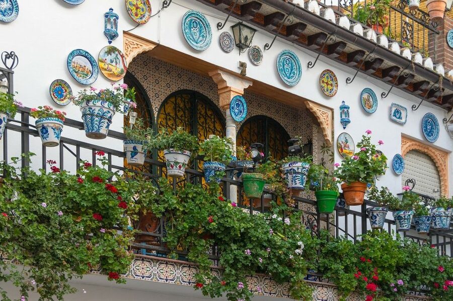 Granada: Albaicín, Sacromonte & Museum of Caves Walking Tour - The guides and the style of the experience