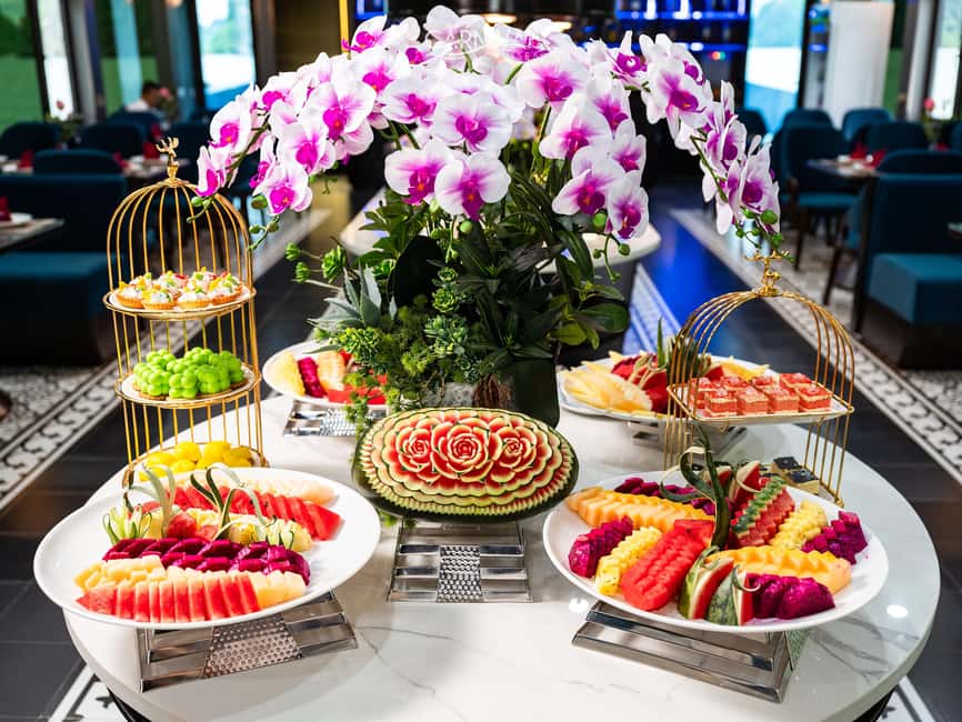 Halong Bay: Luxury Day Cruise, Caves, Kayak & Buffet Lunch - The guide and crew make a real difference