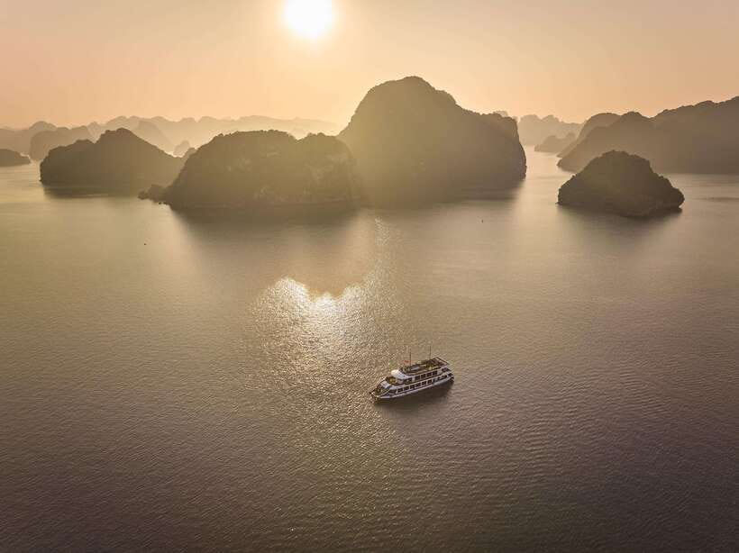 Hanoi: Halong Bay Cruise, Amazing Cave, Titov Island & Kayak - Lunch with the limestone towers outside your window