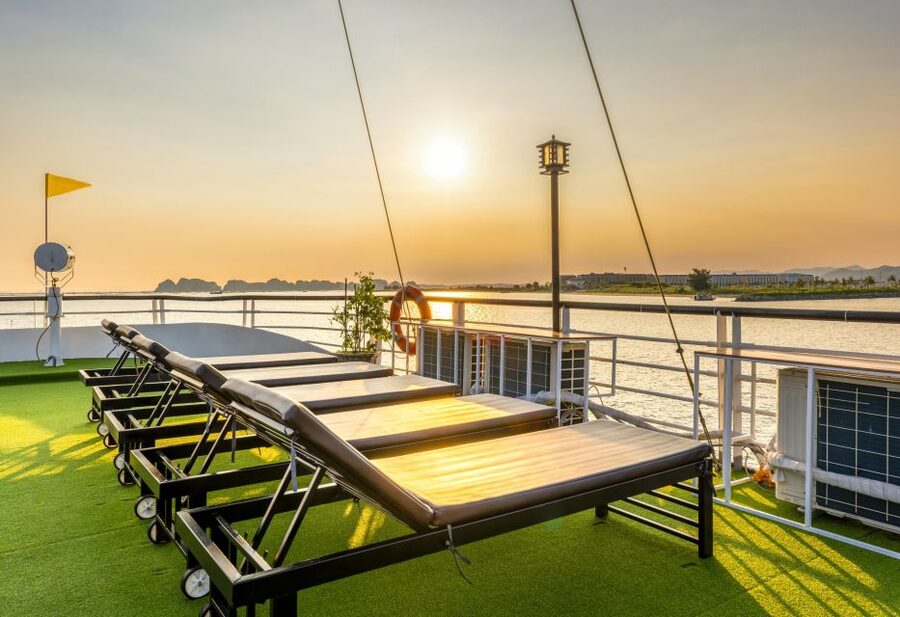 Hanoi: Halong Bay Cruise, Amazing Cave, Titov Island & Kayak - Luon Cave by kayak or bamboo boat
