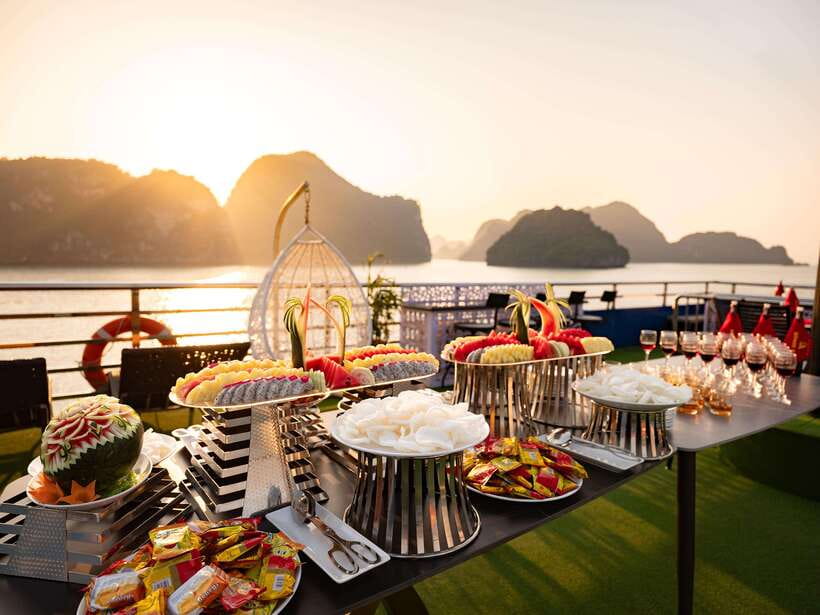 Hanoi: Halong Bay Cruise, Amazing Cave, Titov Island & Kayak - Comfort, crowds, and the luxury question