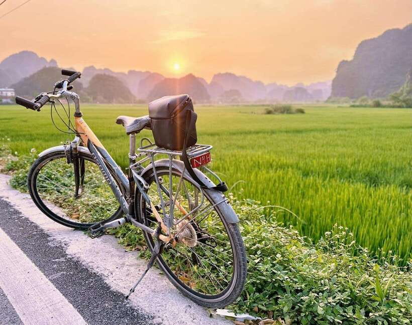 Hanoi: Ninh Binh- Hoa Lu - Trang An - Mua Cave - Best Seller - Climbing Mua Cave for the Tam Coc view