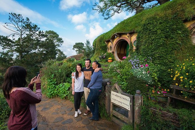 Hobbiton & Waitomo Caves Small-Group Tour W Lunch from Auckland - Waikato views and Lake Karapiro
