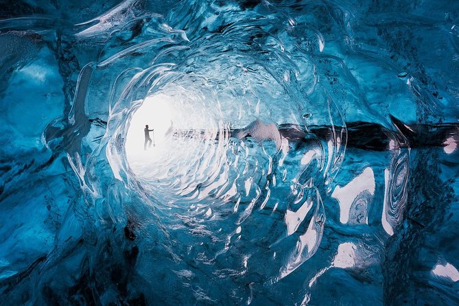Ice Cave Tour in the National Park of Vatnajökull - Leaving Jökulsárlón in a modified 4x4