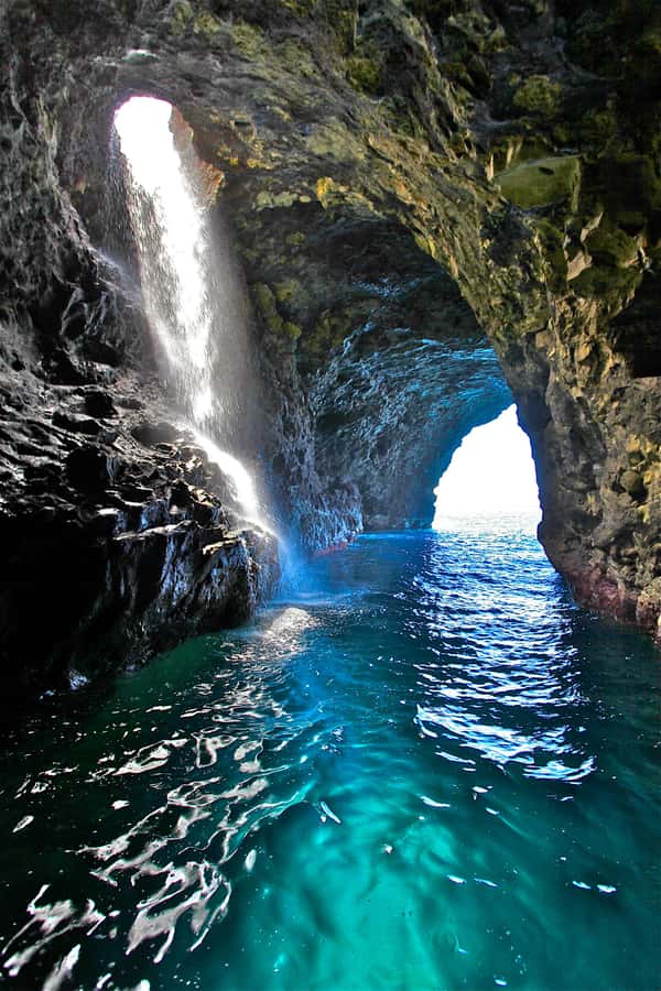 Kauai: Nā Pali Coast Zodiac Raft Sea Caves + Snorkel - Entering the sea caves