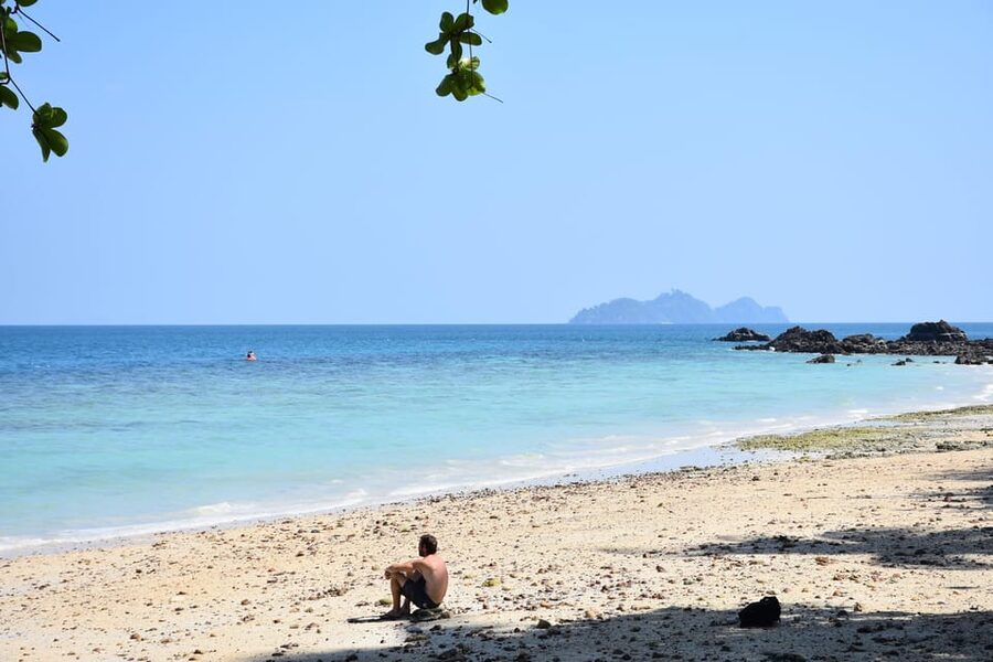 Koh Lanta: 4 Islands and Emerald Cave Tour by Longtail Boat - Fish and bats at Koh Maa