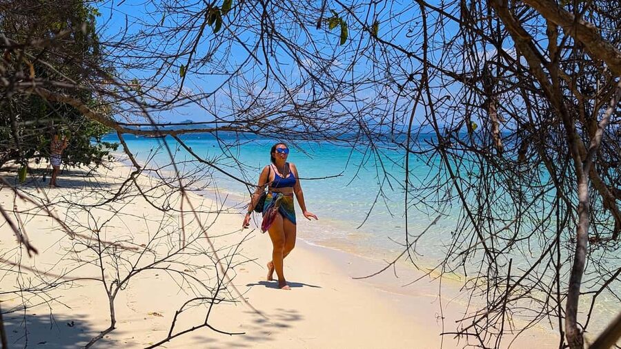 Koh Lanta: 4 Islands, Emerald Cave & Koh Kradan by Longtail - Lunch and beach time at Koh Ngai