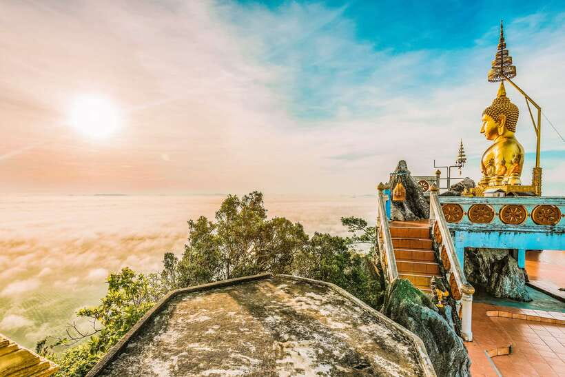 Krabi: Tiger Cave Temple, Emerald Pool and Hot Springs Tour - Monkeys, bags, and temple etiquette