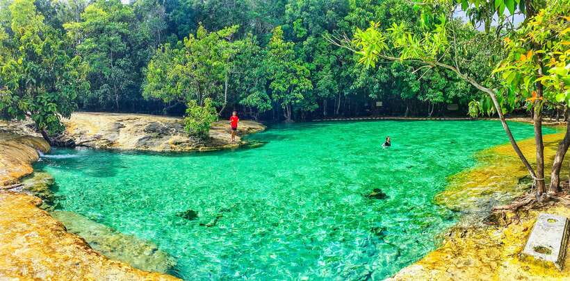 Krabi: Tiger Cave Temple, Emerald Pool and Hot Springs Tour - Guides and transport can shape the day