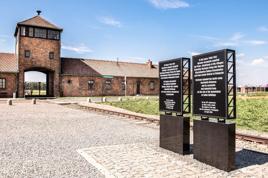 Krakow: Auschwitz-Birkenau & Wieliczka Salt Mine Day Tour - Auschwitz I: a guided visit with little room to drift