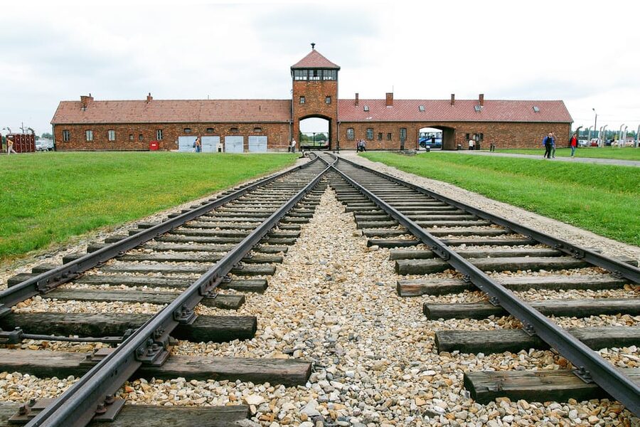 Krakow: Auschwitz & Wieliczka Salt Mine Guided Day Tour - Wieliczka Salt Mine: 2.5 hours underground