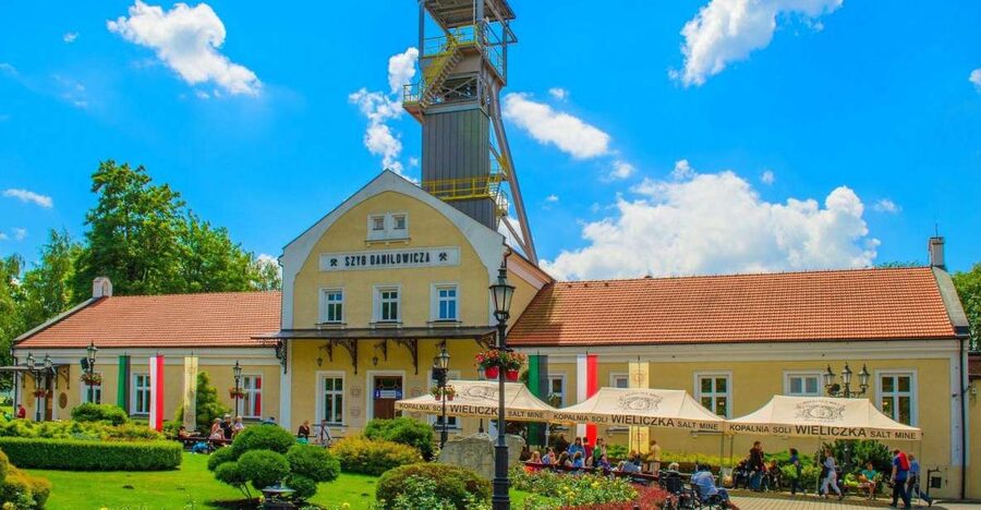 Krakow: Wieliczka Salt Mine Fast-Track Ticket & Guided Tour - Meeting the guide and entering the historic mine