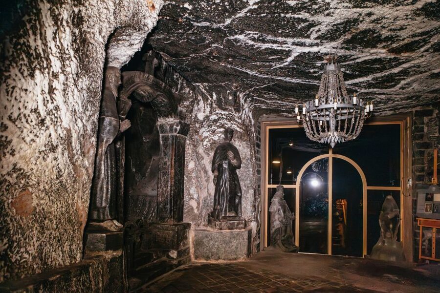 Krakow: Wieliczka Salt Mine Tour with Entry Ticket - Reaching the mine from Krakow