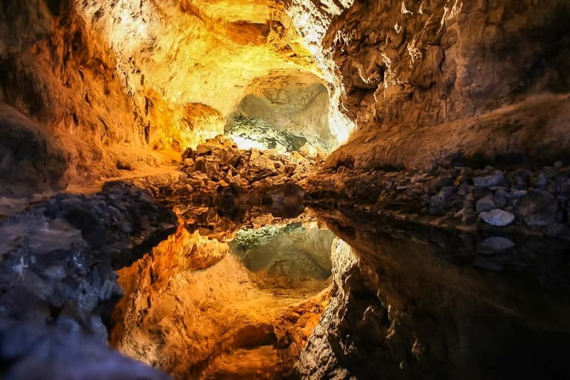 Lanzarote: Timanfaya Park, Jameos Agua, & Cueva Verdes Tour - The optional lunch stop in Lanzarote