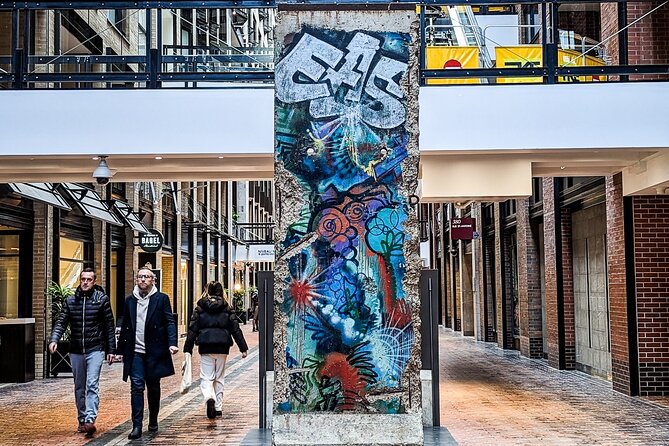 Montreal RESO Underground City + Downtown Tour by MTL Detours - Small groups make the commentary easier to follow