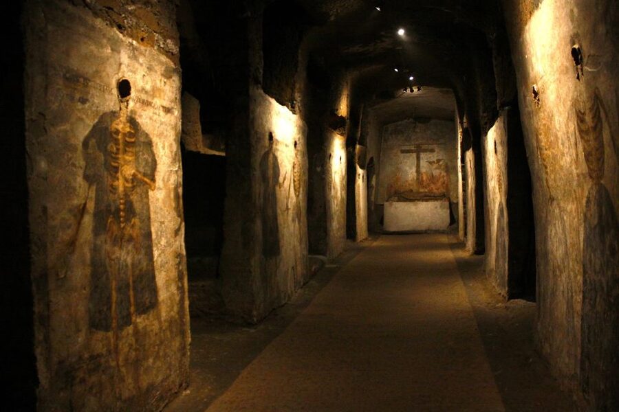 Naples: San Gaudioso Catacombs Guided Tour - Entering the Sanità district and finding the right entrance
