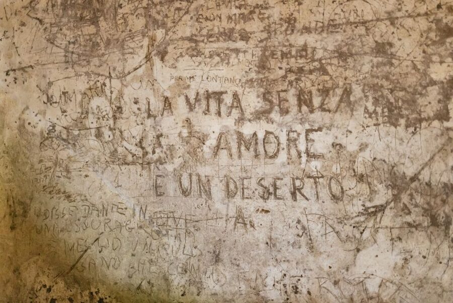 Naples: Spanish Quarters Underground Guided Tour - From aqueduct to air-raid shelter