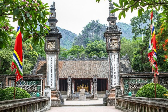 Ninh Binh Full-Day Tour from Hanoi to Hoa Lu, Tam Coc & Mua Cave Via Boat & Bike - Lunch with local dishes and a practical pause