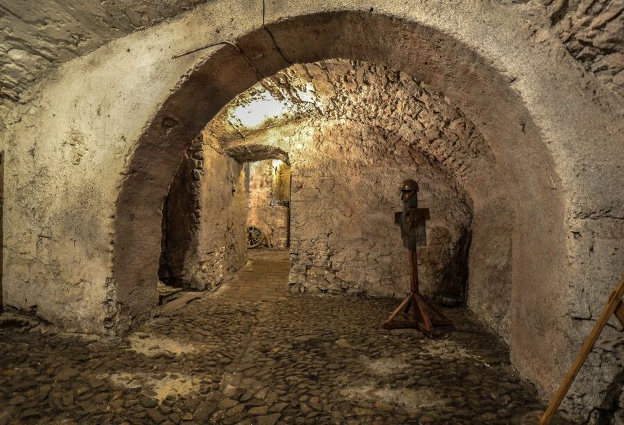 Prague: Ghosts, Legends, Medieval Underground & Dungeon Tour - The candlelit dungeon and Jan Mydlář