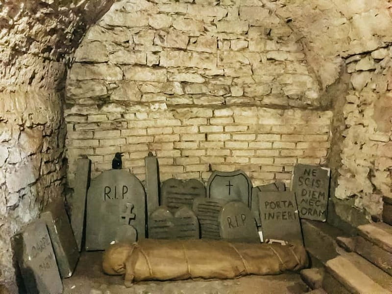 Prague: Oldtown, Medieval Underground & Dungeon History Tour - Practical tips for a smoother visit