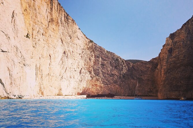 Private 7m 250hp speed boat tour Shipwreck Blue caves up to 8pax - A skipper who keeps the plan flexible