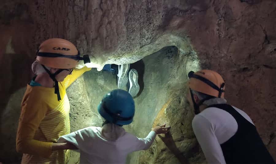Queensland: 90 Minute Capricorn Caves Explorer Tour - Moving through the hidden passages