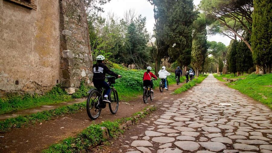 Rome: Appian Way Aqueducts Bike Tour (UPG Catacombs & Lunch) - Six aqueducts meet in Parco degli Acquedotti