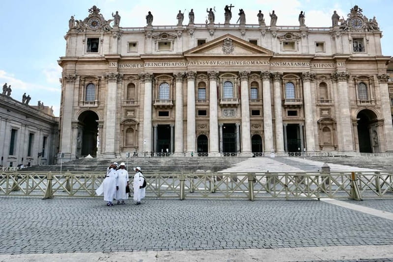 Rome: Guided Tour of St. Peter's Basilica, Grottoes & Square - Descending to the Vatican Grottoes
