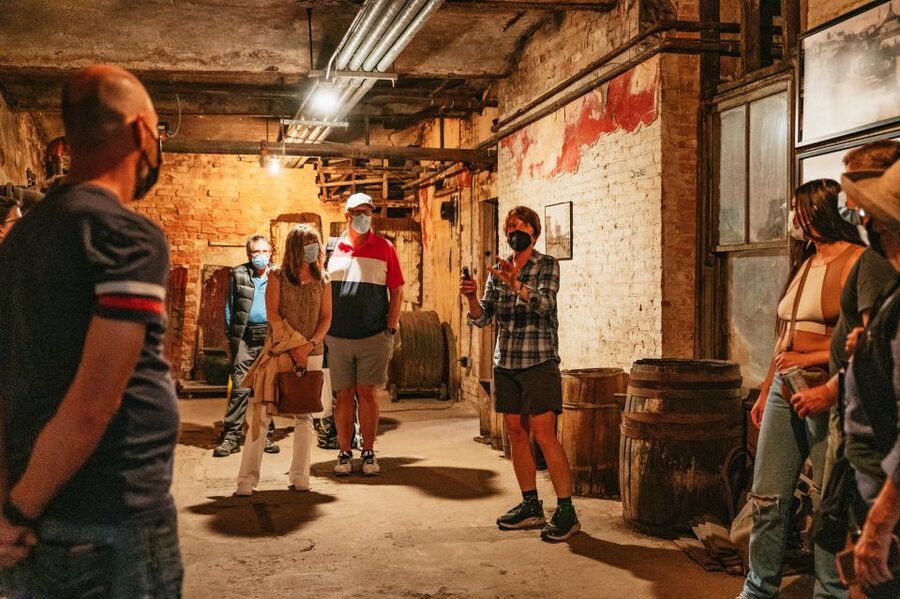 Seattle: Guided Underground Walking Tour - The guides make the short route work
