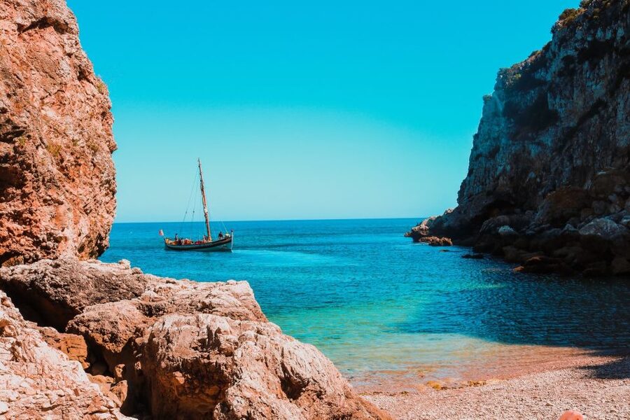 Sesimbra: Arrábida Beaches & Caves Boat Tour with Snorkeling - How much swimming time will you really get?