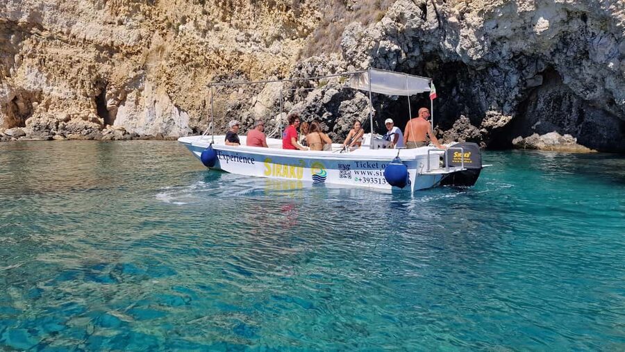 Siracusa: Ortigia & Sea Caves Boat Tour w/ Prosecco & Fruit - Grotta degli Innamorati and the limestone coast