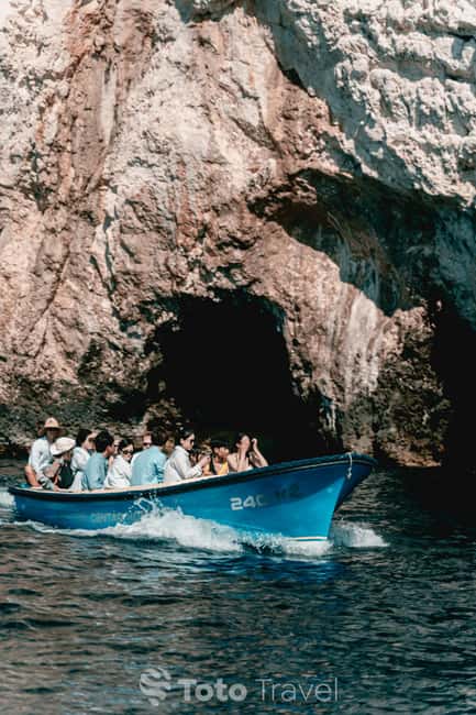 Split/Podstrana: Blue Cave, Hvar & 6 Islands Speedboat Trip - Coffee and narrow lanes in Komiža