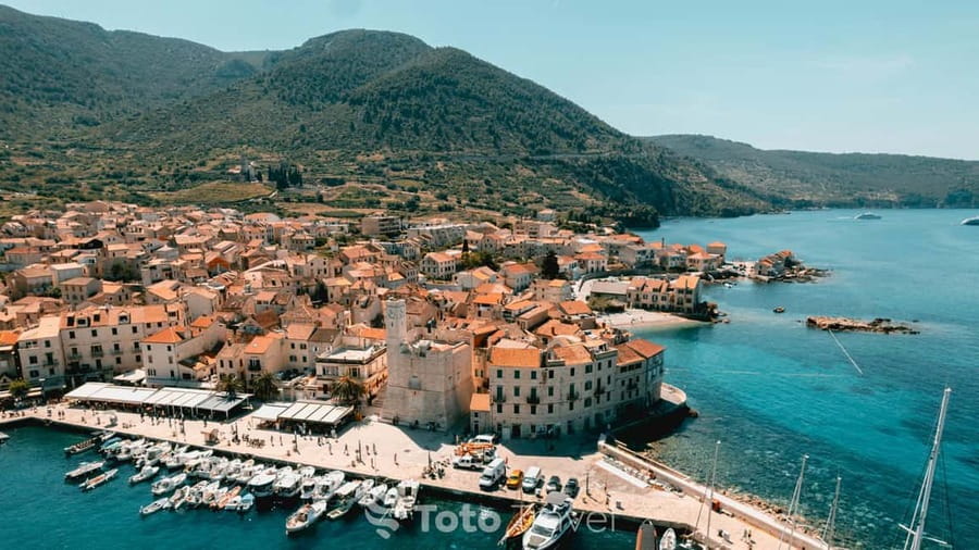 Split/Podstrana: Blue Cave, Hvar & 6 Islands Speedboat Trip - Two useful hours in Hvar Town