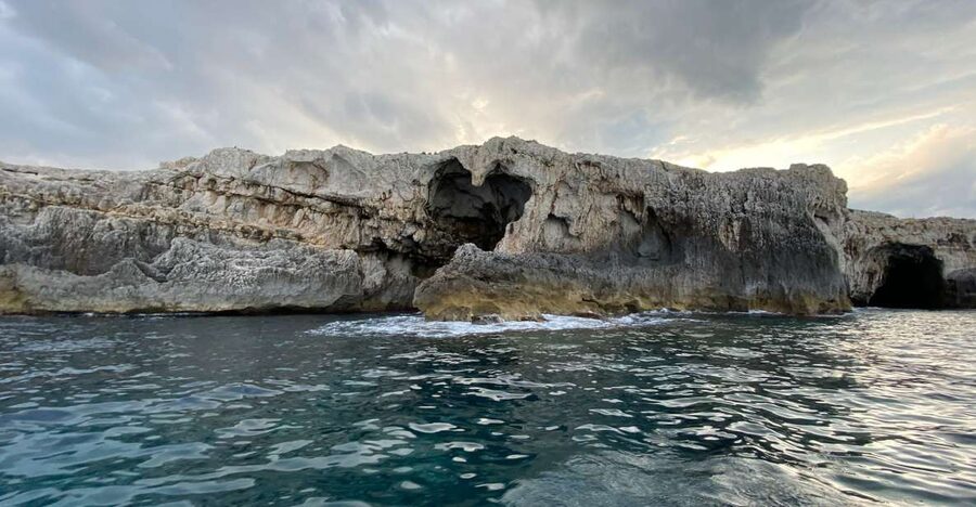 Syracuse: Tour of Ortigia Island & Caves with Local Skipper - Sea caves along the northern coast