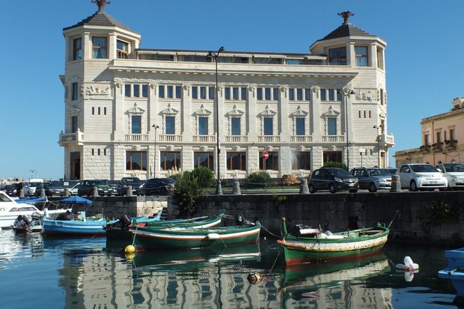 Tour of the island of Ortigia and exploration of sea caves with baths. - The guides make the difference