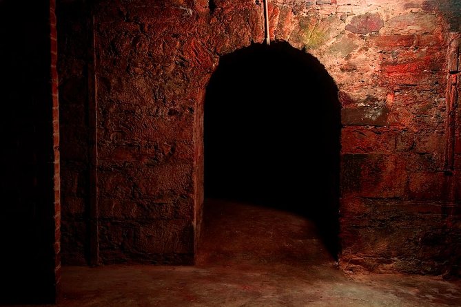 Underground Vaults Walking Tour in Edinburgh Old Town - Why the guide is central to the experience
